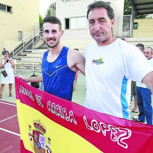 Álvaro de Arriba, junto a su entrenador Juan Carlos Fuentes.  