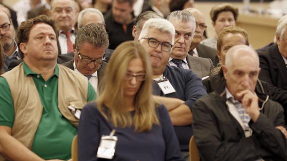 El exvicepresidente de la Junta, Jesús Merino (segundo por la izquierda),ayer en la Audiencia Nacional. JAVIER LIZÓN-EFE