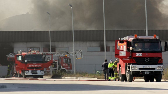 Trabajos de extinción del incendio de Composites Avanzados el 29 de octubre de 2014. F.G. MURIEL