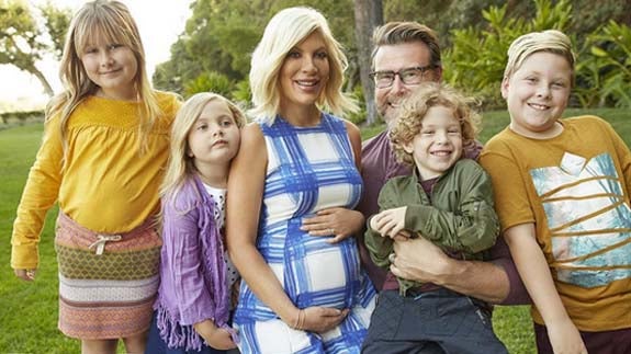 Tori Spelling y su marido, Dean McDermott, esperan su quinto hijo