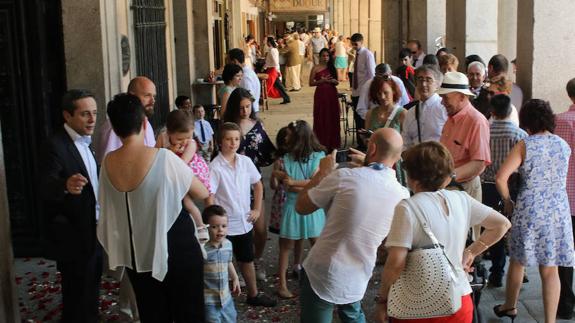 Salida de la comitiva de una boda civil celebrada en la Casa Consistorial de Segovia. 