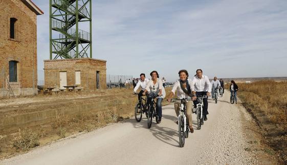 La ministra de Agricultura, en su paseo por la vía verde.