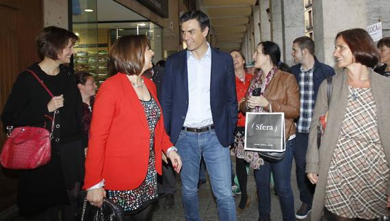 Miriam Andrés y Martínez Seijo con Pedro Sánchez en Palencia, en abril del pasado año.