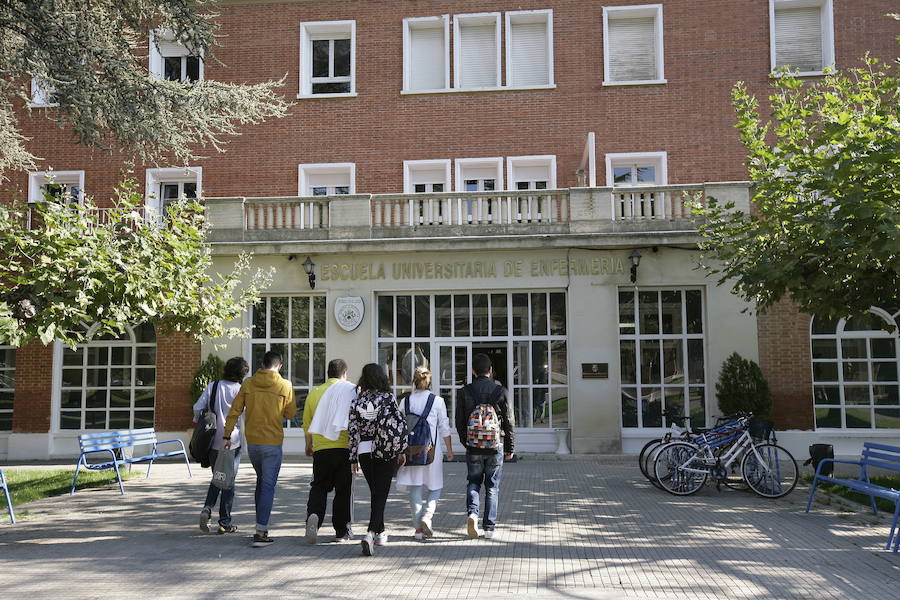 Un grupo de alumnos entra en la Escuela de Enfermería, en San Telmo. 