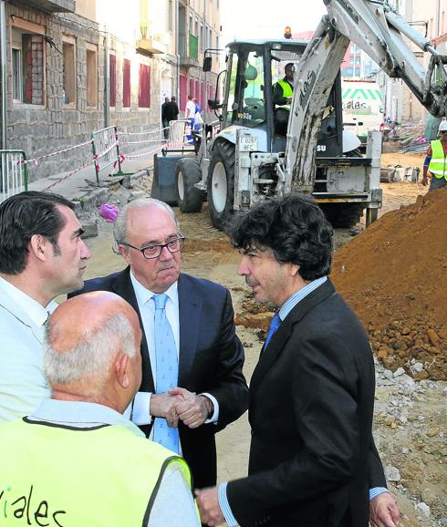 El subsecretario de Estado, Mario Garcés (derecha), conversa con el consejero, Juan Carlos Suárez-Quiñones, y el concejal de Urbanismo, Alfonso Reguera, en la visita de ayer a San José. 