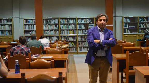 El director del Centro Asociado de la UNED de Zamora, Juan Andrés Blanco, en la biblioteca del centro. 