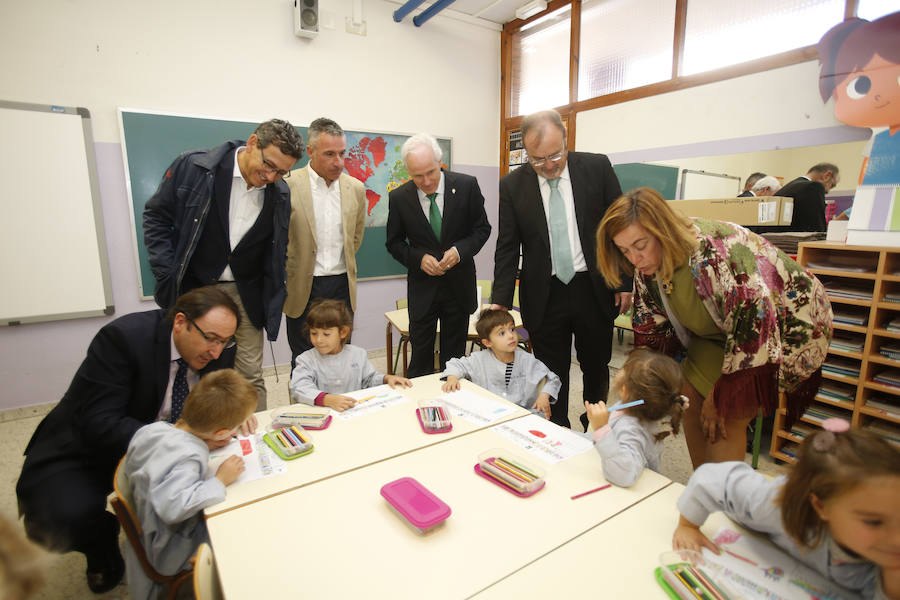 El consejero, segundo por la derecha, en la visita a una clase de niños de 4 años. 