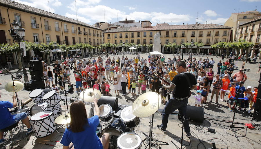La Escuela de Rock actúa en la Plaza Mayor, en una de las actividades del pasado Palencia Sonora. 
