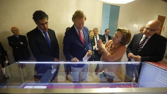 Julio Rodríguez de Diego explica un documento al director general de Bellas Artes, Miguel Ángel Recio. 