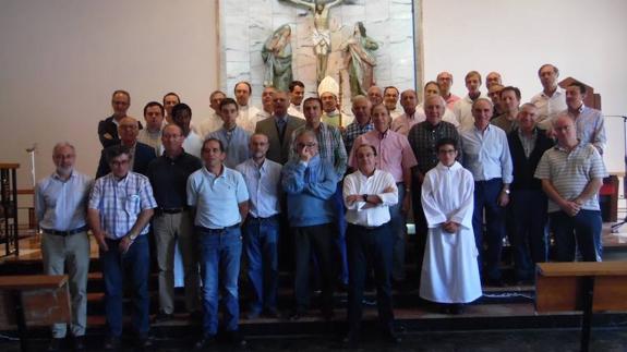 El obispo auxiliar, Luis Argüello, junto con los fundadores de la asociación.