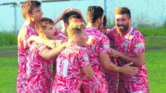 Los jugadores del CDGuijuelo celebran su gol ante el Sestao en la Copa de la Rey
