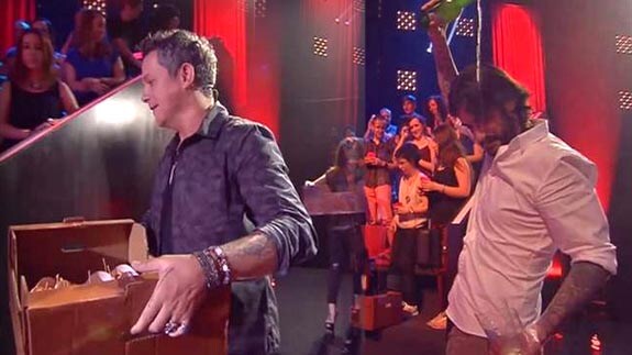 Alejandro Sanz reparte sidra y calamares entre el público de 'La Voz'