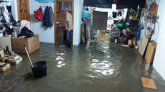 La lluvia inunda patios y cocheras en Medina del Campo