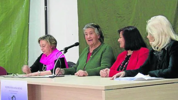 Benita Chamoso, en el centro, durante la celebración del Día de la Mujer en Villoruela (12 marzo).