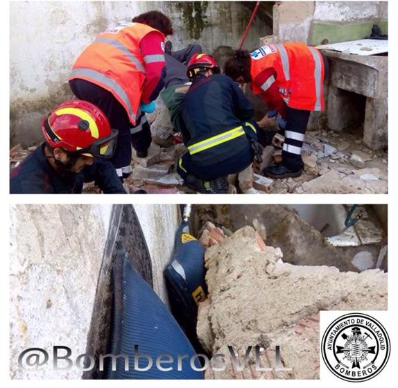 Bomberos y sanitarios asisten a la mujer herida.