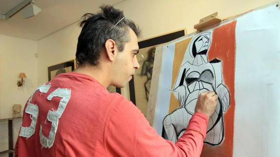 El artista segoviano, en la sesión de pintura en directo realizada ayer. Antonio Tanarro