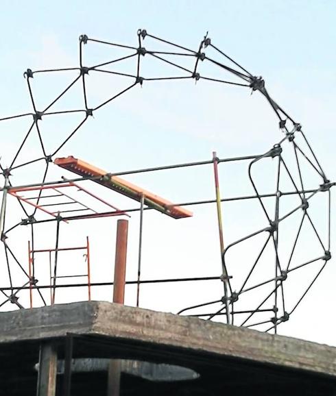 Arranque del fuselaje y estructura triangular para armar el esqueleto de la escultura.