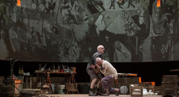 Alberto Jiménez y Jordi Rebellón en una escena de la obra ‘El pintor de batallas’, basada en la novela de Pérez Reverte. 
