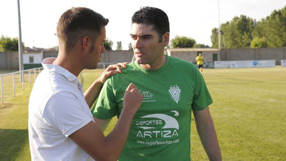 Javier Ramírez charla con Mario Prieto durante la presentación del equipo. 