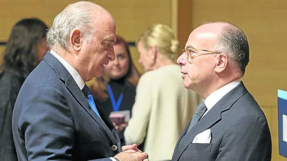 El ministro del Interior, Jorge Fernández Díaz (i), charla con su colega francés, Bernard Cazeneuve.