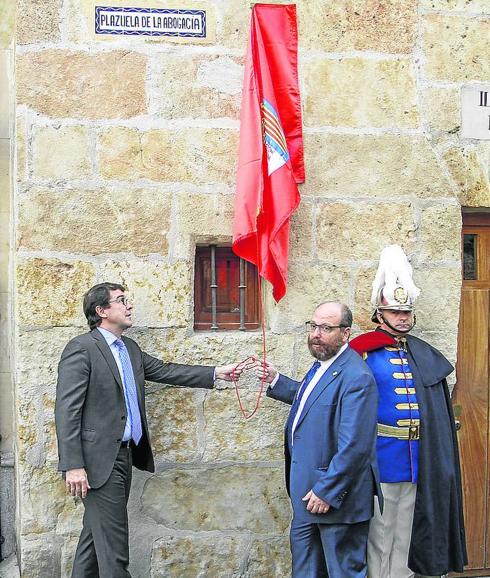 El alcalde descubre una placa junto al Colegio de Abogados. 