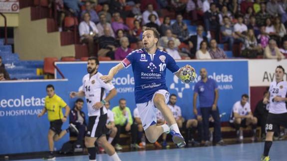 Fernando Hernández se dispone a lanzar en un contraataque. 