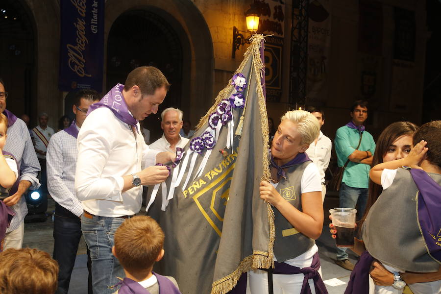 El concejal de Fiestas coloca la escarapela a una peña, en las pasadas fiestas. 