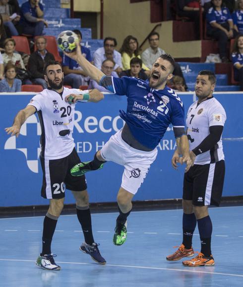 Roberto penetra en la defensa del Cuenca para lanzar. R. OTAZO