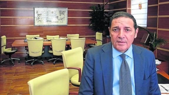Antonio María Sáez Aguado, consejero de Sanidad, en su despacho. 