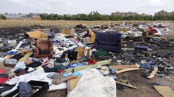 La principal escombrera del plan parcial La Florida muestra una interminable fila de sofás con vistas a la carretera de Segovia. 