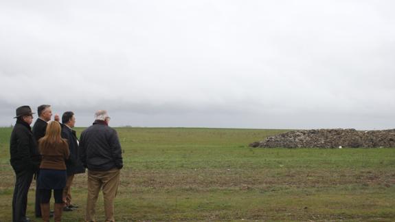 El delegado territorial de la Junta (izquierda) observa los vertidos esparcidos en la planta de compost de Fuentepelayo. 