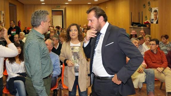 Puente, con Javier Izquierdo e Iratxe García antes de la reunión.