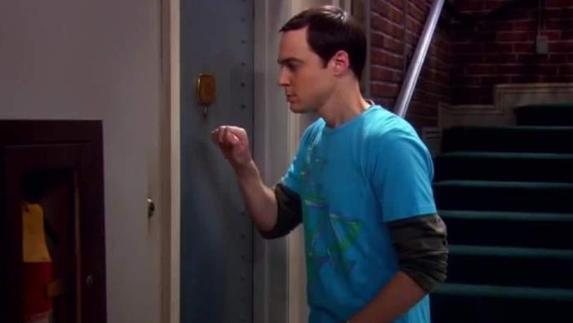 Sheldon siempre toca tres veces