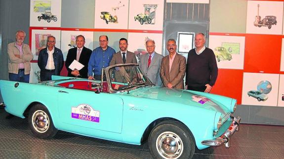 Los promotores de la iniciativa, en el Museo de Automoción.