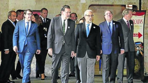Rajoy visita la Usal acompañado por Ruipérez y Herrera.