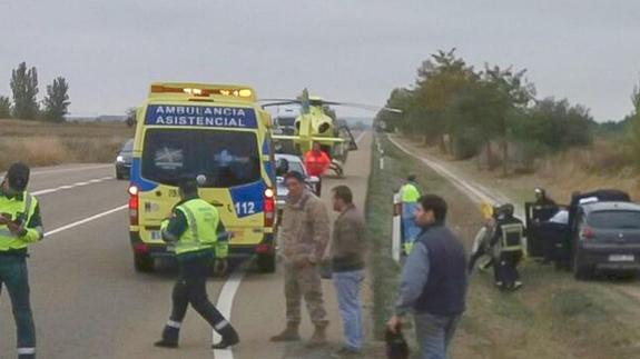 Los servicios de emergencia trabajan en el lugar del accidente.