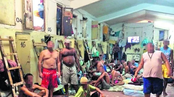 Presos hacinados en un centro penitenciario de Pernambuco, en Brasil.