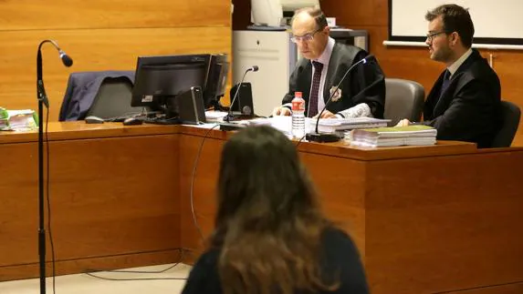 La conductora, de espaldas, durante el juicio. 