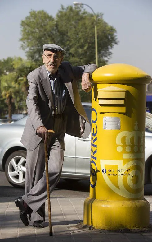 Jesús Guzmán, el recordado cartero de ‘Crónicas de un pueblo’, junto a un buzón de correos en el barrio de Madrid donde reside.