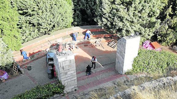 Obra del nuevo auditorio, vista desde la plataforma elevada que permite acceder a la escultura.