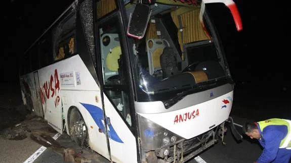 Daños producidos en el autobús tras la colisión
