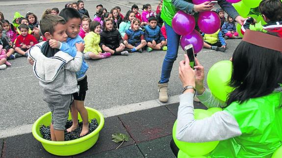 Dos niños pisan la uva durante la fiesta del otoño en el colegio Santa Clara de Cuéllar. 