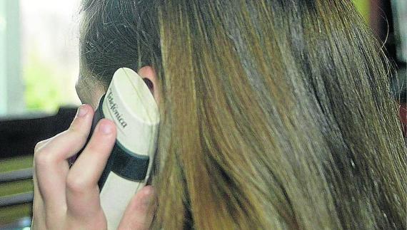 Una adolescente llama a un teléfono de ayuda.