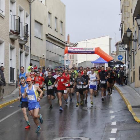 Los corredores toman la salida en las calles de Cabrerizos. 