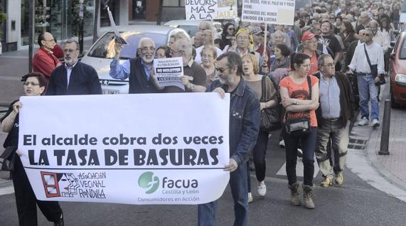 Protesta vecinal contra la tasa de basura.