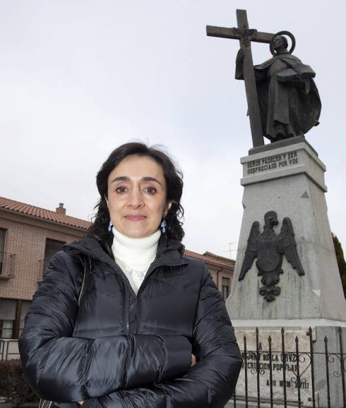 La poeta y catedrática de la Universidad Pontificia de Salamanca, Asunción Escribano, junto a la estatua de San Juan de la Cruz en la localidad abulense de Fontiveros. 