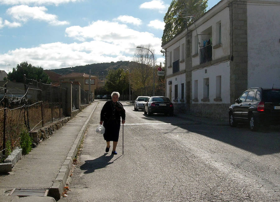 Una mujer mayo pasea por un pueblo de la provincia. 