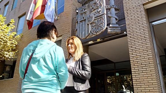 La joven presuntamente agredida (de espaldas) junto a su abogada tras conocer el auto del juez que envió a prisión provisional a su expareja.