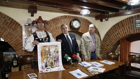 Ángel Rufino 'El Mariquelo', a la izquierda, posa con el cartel junto a Goyo Pérez (Banco de Alimentos) y Manuel Muiños (Proyecto Hombre). 