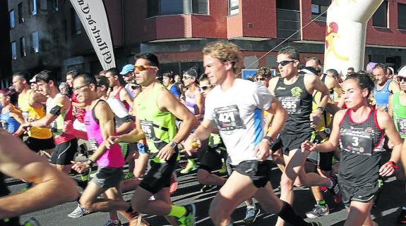 Los participantes en la pasada edición toman la salida de la Media Maratón El Norte de Castilla Ciudad de Palencia. 